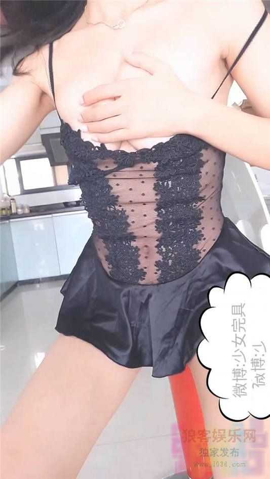 网红女神@完具酱完具少女未流出定制版之情趣黑丝的巨乳女神 高清720P原版三部曲收藏(2)